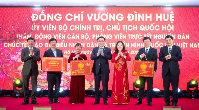 CHỦ TỊCH QUỐC HỘI VƯƠNG ĐÌNH HUỆ THĂM, CHÚC TẾT TRUYỀN HÌNH QUỐC HỘI VIỆT NAM VÀ BÁO ĐẠI BIỂU NHÂN DÂN